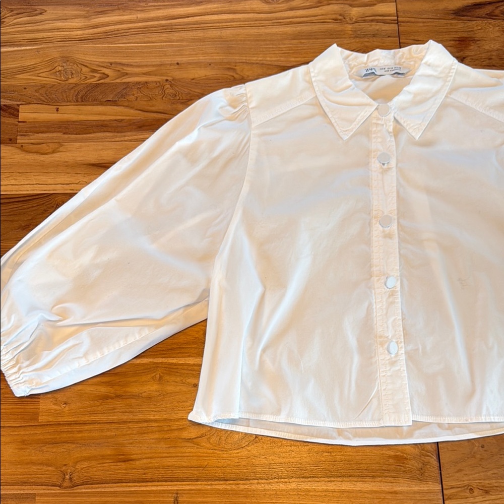 Zara White Button-Up Blouse. Puffed wide sleeves Size M